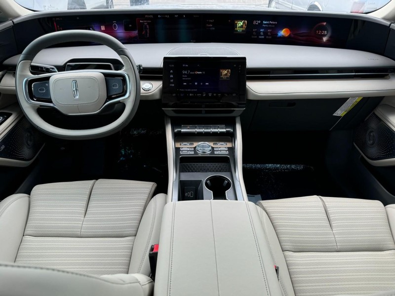 Lincoln Nautilus Vehicle Full-screen Gallery Image 09