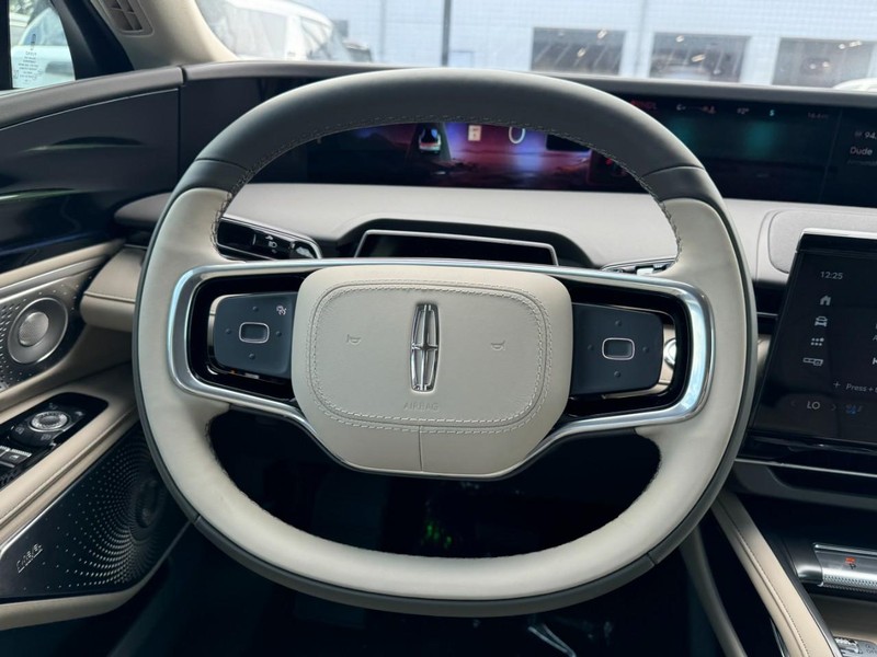 Lincoln Nautilus Vehicle Full-screen Gallery Image 10
