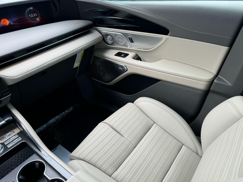 Lincoln Nautilus Vehicle Full-screen Gallery Image 11