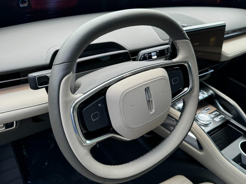 Lincoln Nautilus Vehicle Full-screen Gallery Image 15