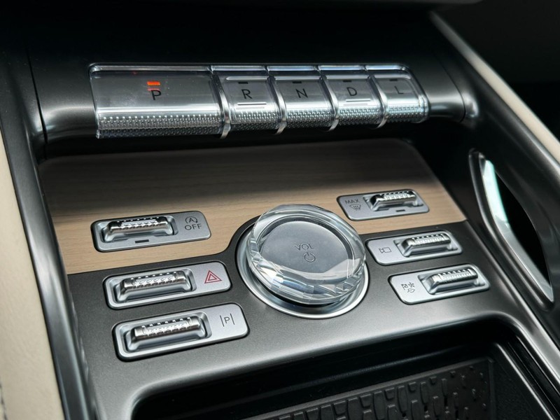 Lincoln Nautilus Vehicle Full-screen Gallery Image 17