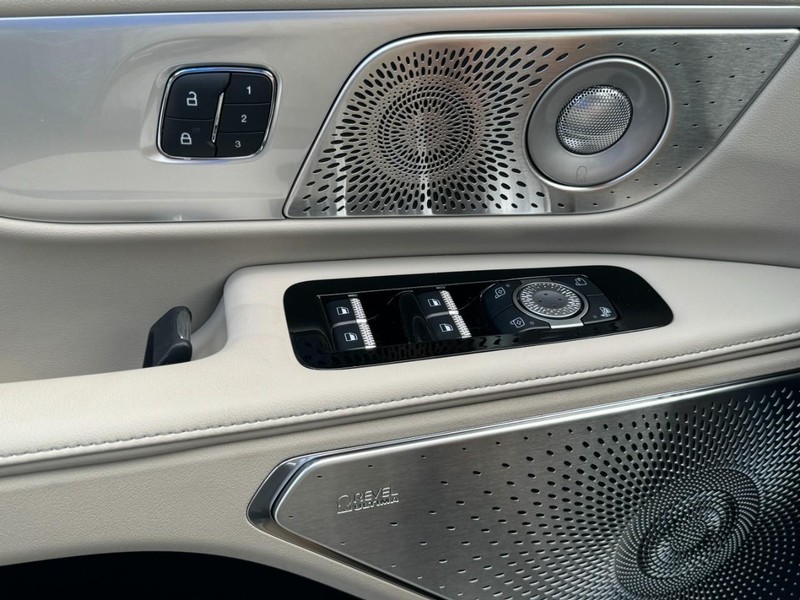 Lincoln Nautilus Vehicle Full-screen Gallery Image 23