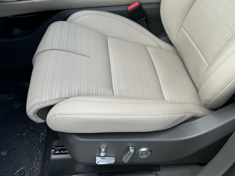 Lincoln Nautilus Vehicle Full-screen Gallery Image 24