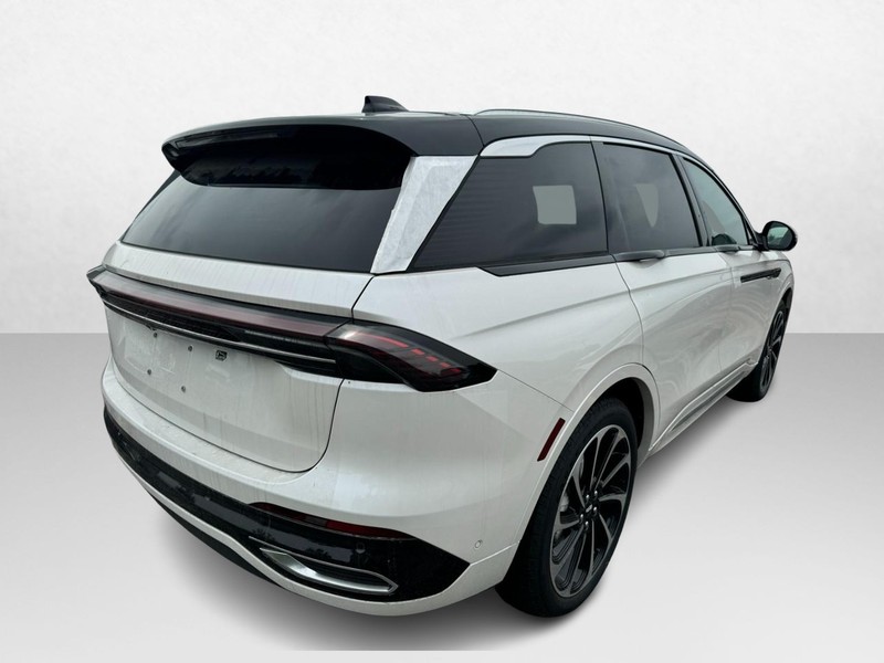 Lincoln Nautilus Vehicle Full-screen Gallery Image 05
