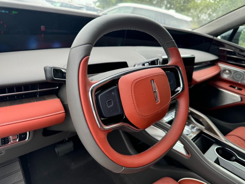 Lincoln Nautilus Vehicle Full-screen Gallery Image 15