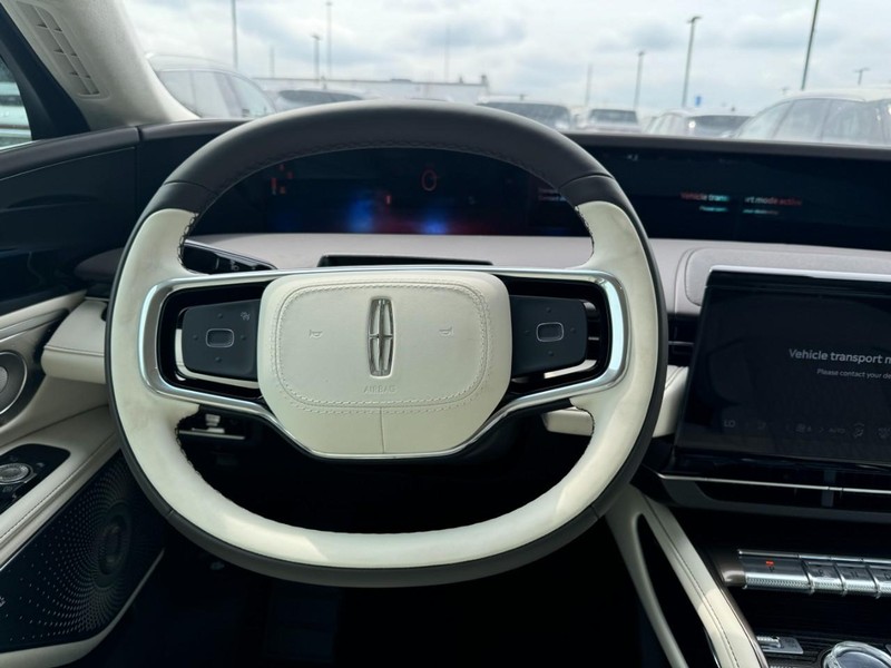 Lincoln Nautilus Vehicle Full-screen Gallery Image 10
