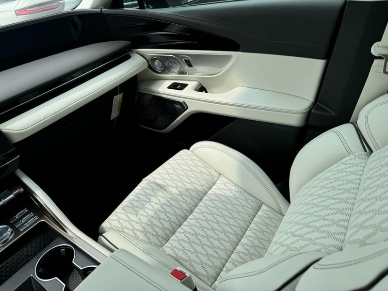 Lincoln Nautilus Vehicle Full-screen Gallery Image 11