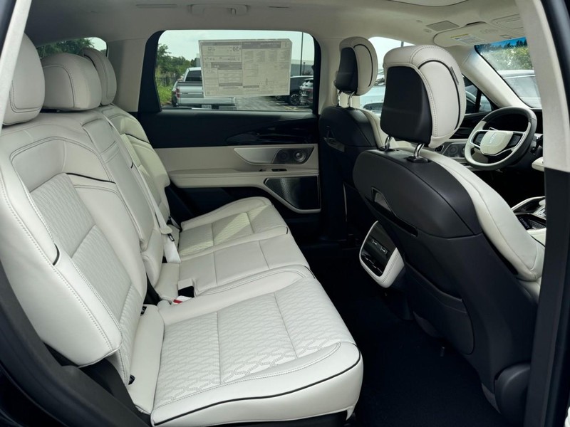 Lincoln Nautilus Vehicle Full-screen Gallery Image 13