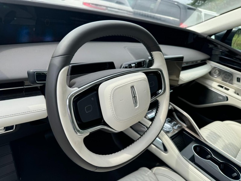 Lincoln Nautilus Vehicle Full-screen Gallery Image 15