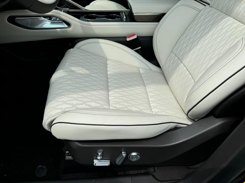 Lincoln Nautilus Vehicle Full-screen Gallery Image 26