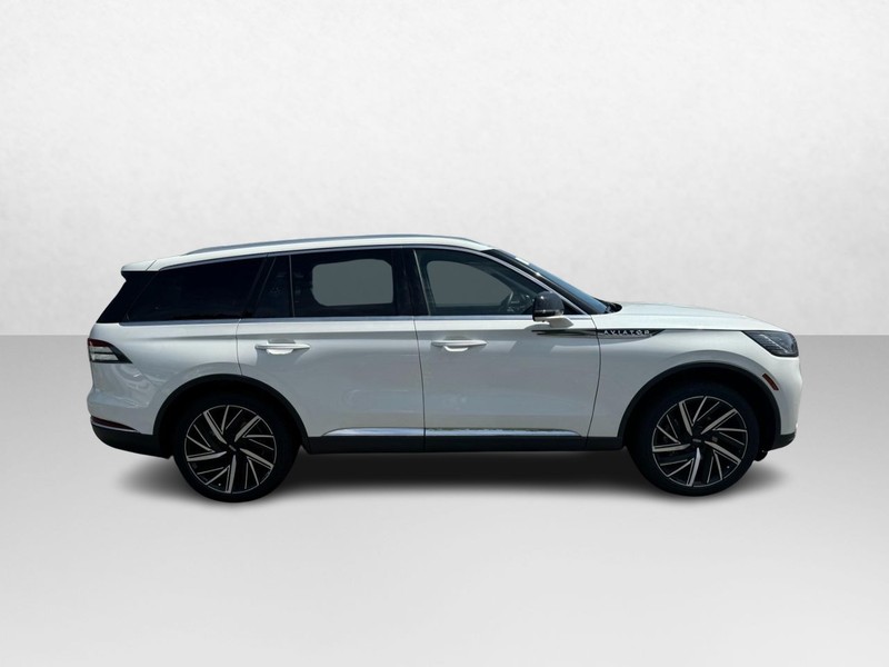 Lincoln Aviator Vehicle Full-screen Gallery Image 04