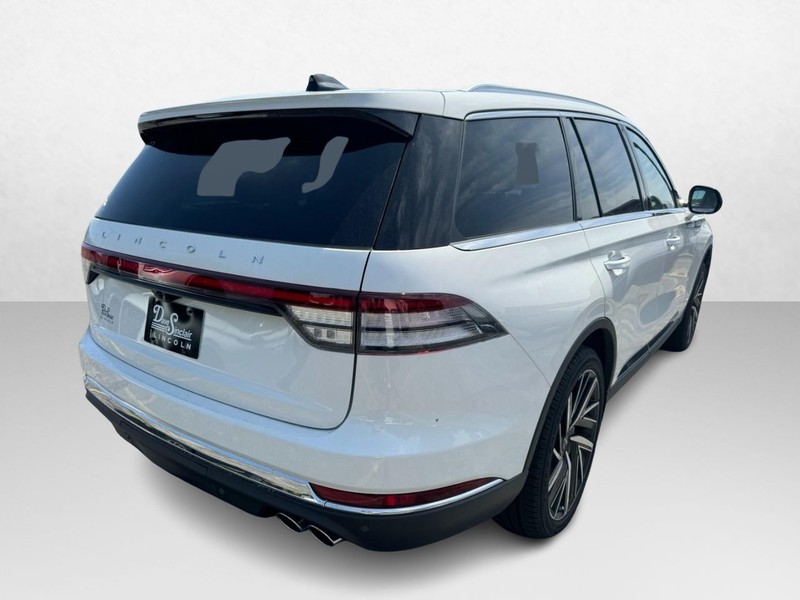 Lincoln Aviator Vehicle Full-screen Gallery Image 05