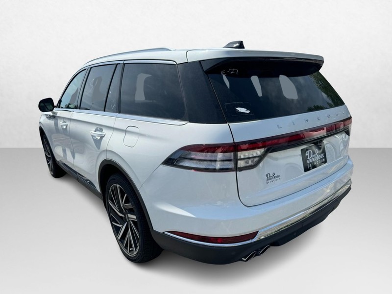 Lincoln Aviator Vehicle Full-screen Gallery Image 07