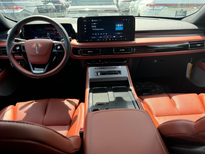 Lincoln Aviator Vehicle Full-screen Gallery Image 09