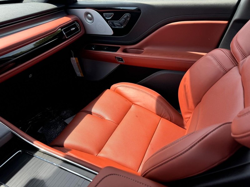 Lincoln Aviator Vehicle Full-screen Gallery Image 11