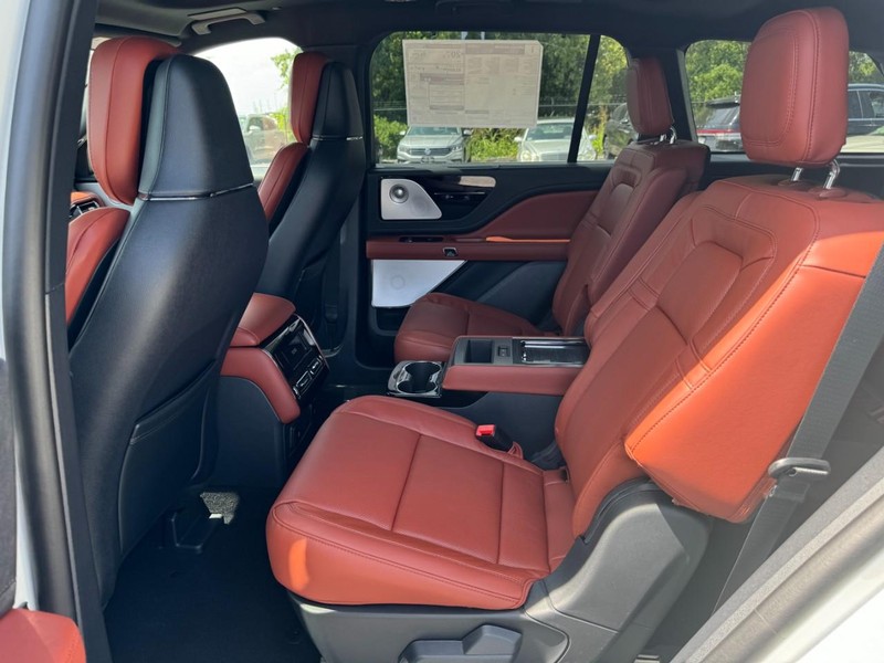 Lincoln Aviator Vehicle Full-screen Gallery Image 12