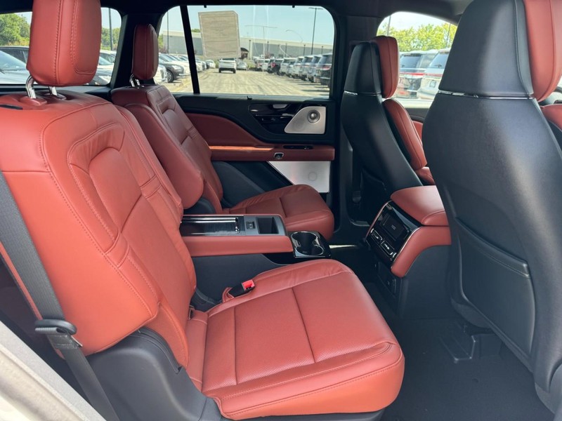 Lincoln Aviator Vehicle Full-screen Gallery Image 13