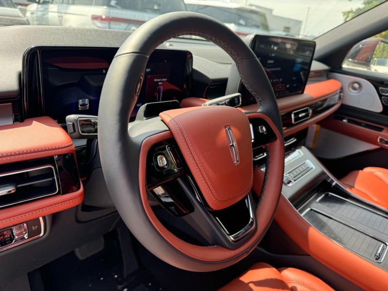 Lincoln Aviator Vehicle Full-screen Gallery Image 15