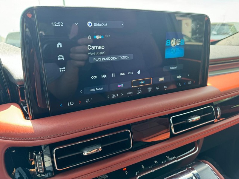 Lincoln Aviator Vehicle Full-screen Gallery Image 16