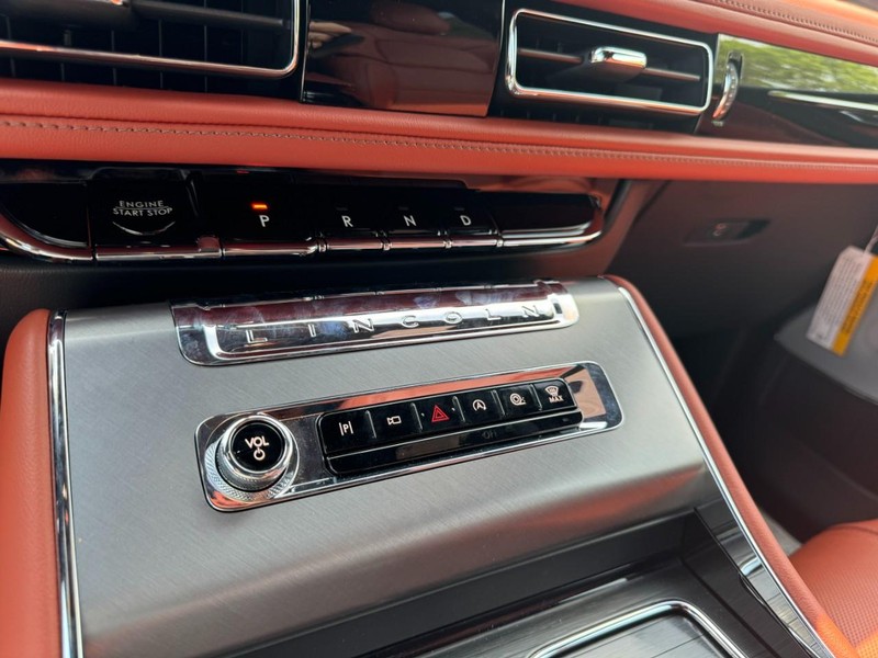 Lincoln Aviator Vehicle Full-screen Gallery Image 17