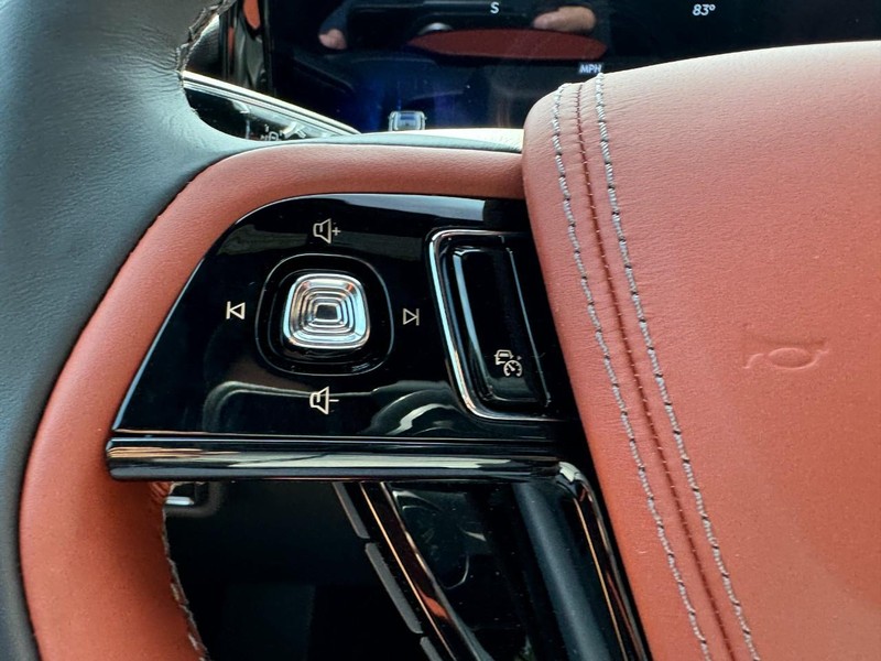 Lincoln Aviator Vehicle Full-screen Gallery Image 18
