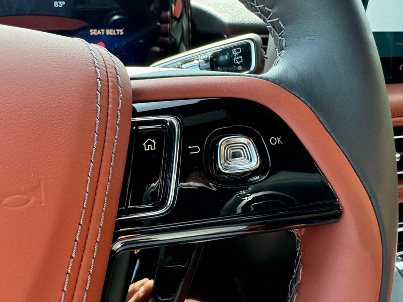 Lincoln Aviator Vehicle Full-screen Gallery Image 19
