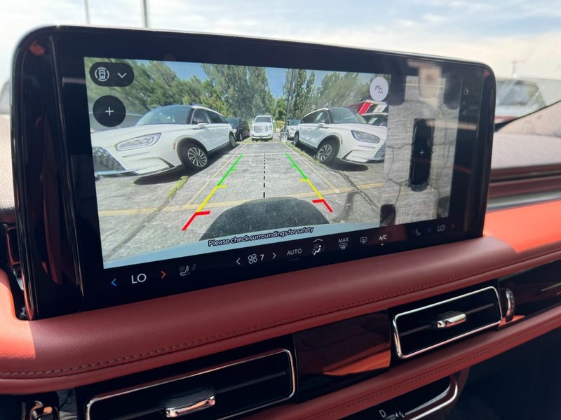 Lincoln Aviator Vehicle Full-screen Gallery Image 24