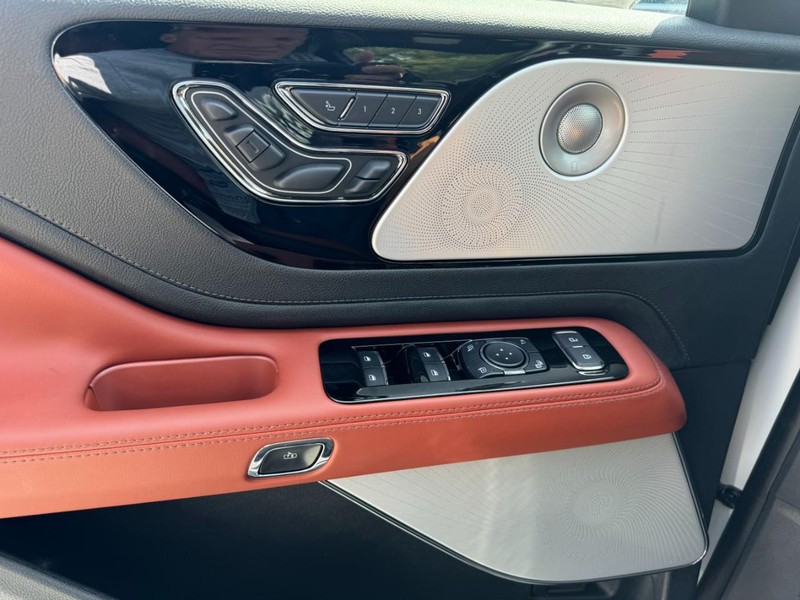 Lincoln Aviator Vehicle Full-screen Gallery Image 25