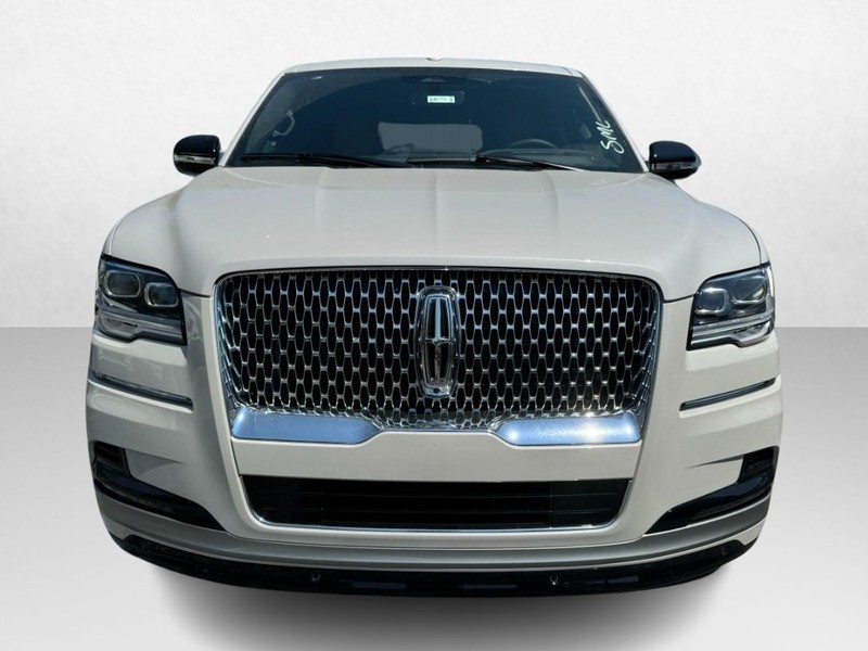 Lincoln Navigator L Vehicle Full-screen Gallery Image 02