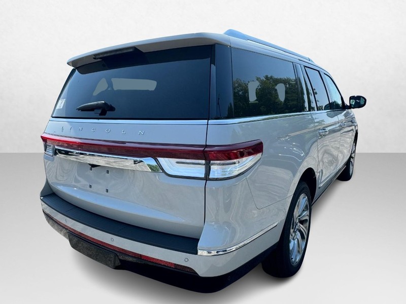 Lincoln Navigator L Vehicle Full-screen Gallery Image 05