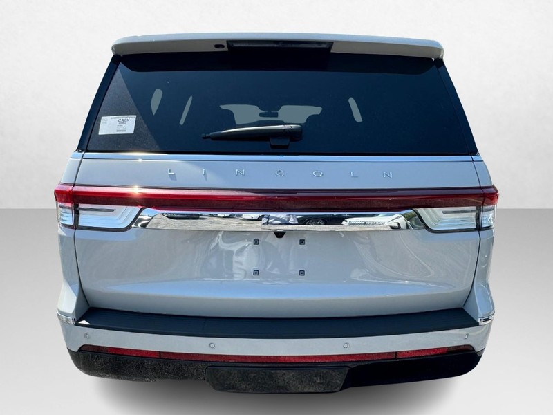 Lincoln Navigator L Vehicle Full-screen Gallery Image 06