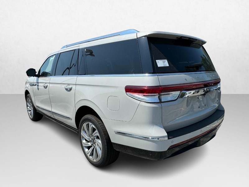 Lincoln Navigator L Vehicle Full-screen Gallery Image 07