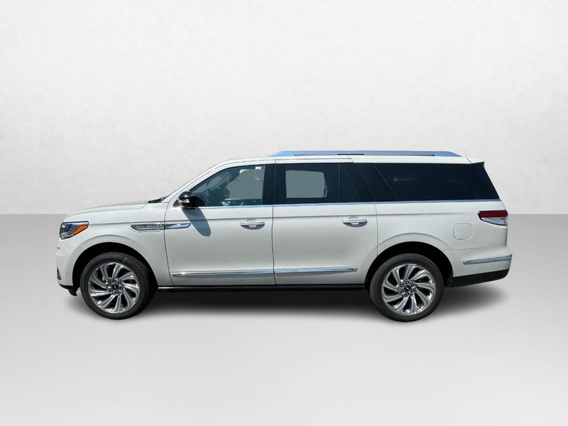 Lincoln Navigator L Vehicle Full-screen Gallery Image 08