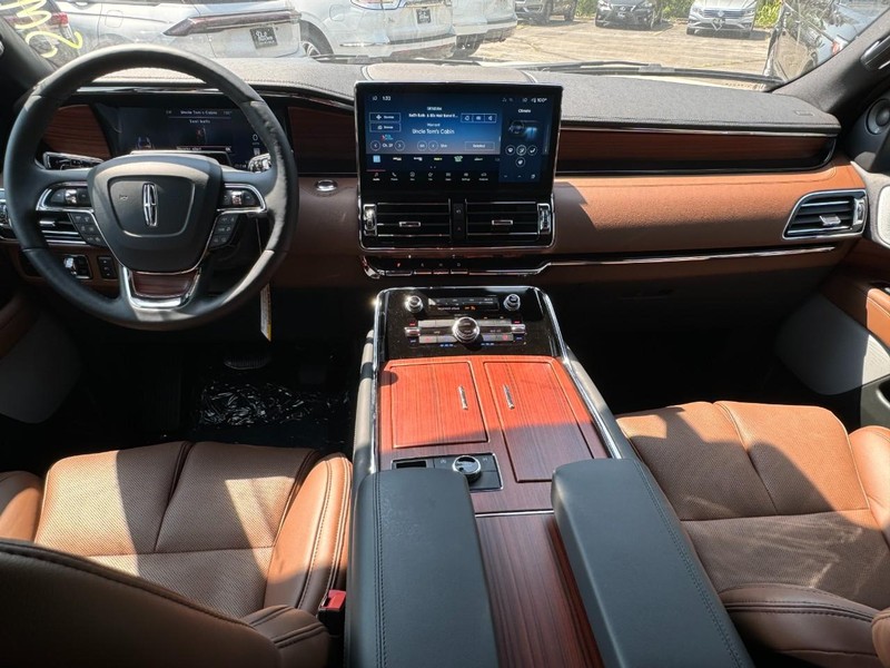 Lincoln Navigator L Vehicle Full-screen Gallery Image 09