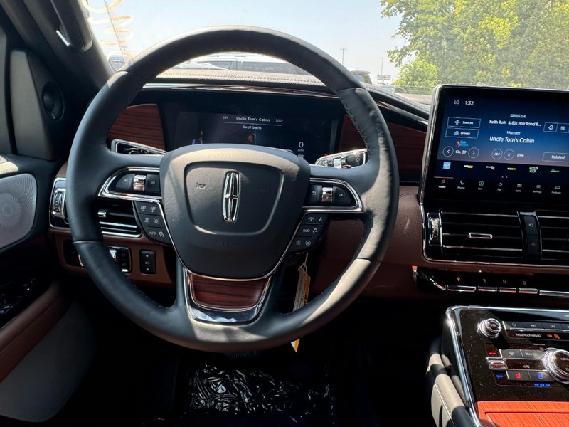 Lincoln Navigator L Vehicle Full-screen Gallery Image 10