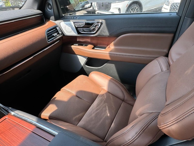 Lincoln Navigator L Vehicle Full-screen Gallery Image 11