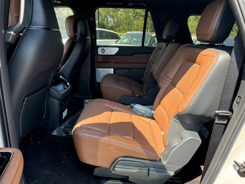 Lincoln Navigator L Vehicle Full-screen Gallery Image 12
