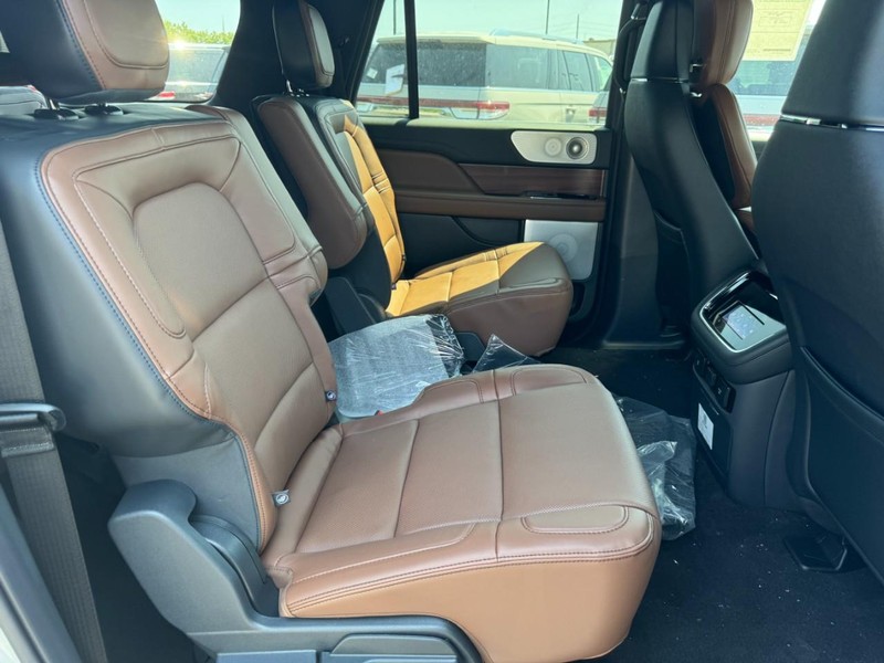 Lincoln Navigator L Vehicle Full-screen Gallery Image 13