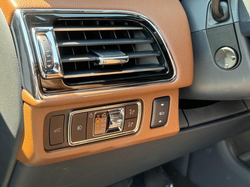 Lincoln Navigator L Vehicle Full-screen Gallery Image 14