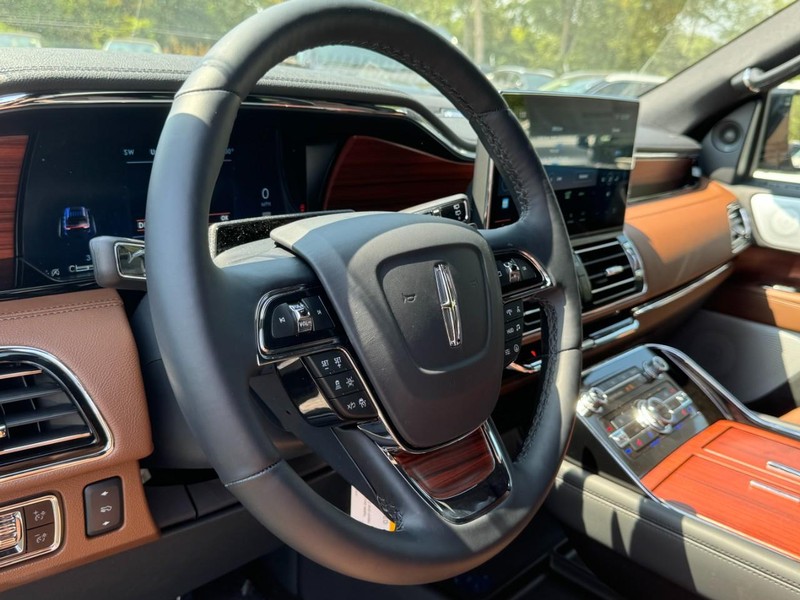 Lincoln Navigator L Vehicle Full-screen Gallery Image 15