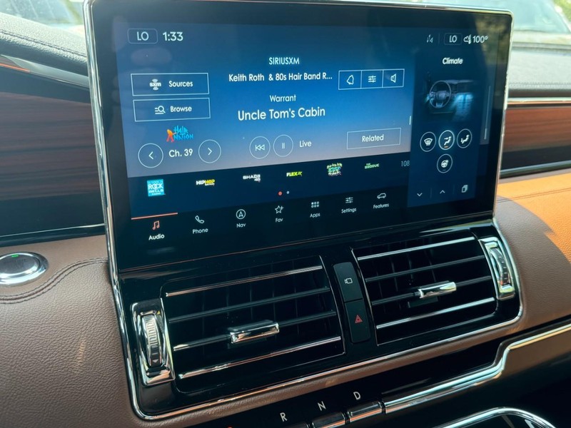 Lincoln Navigator L Vehicle Full-screen Gallery Image 16