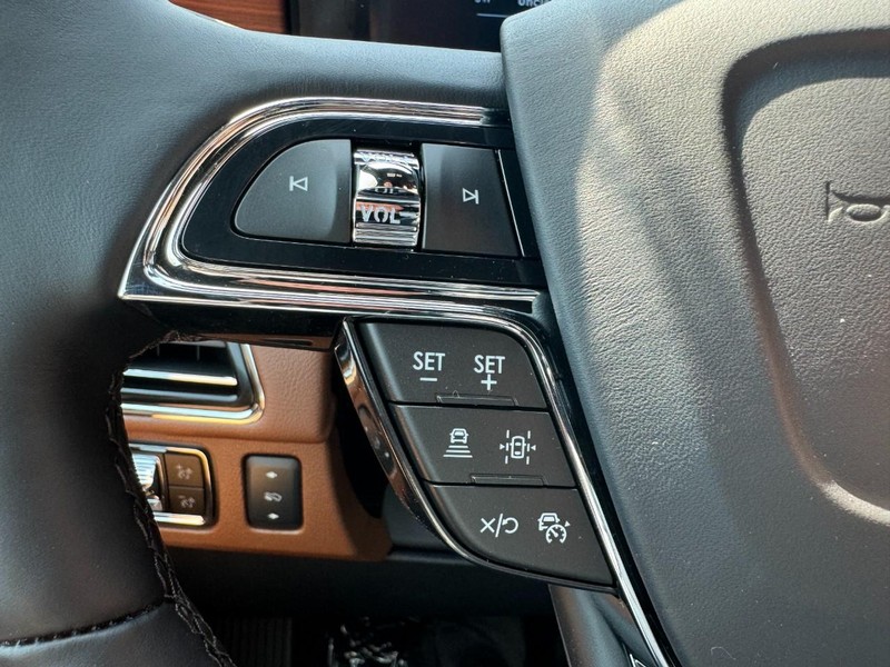 Lincoln Navigator L Vehicle Full-screen Gallery Image 17