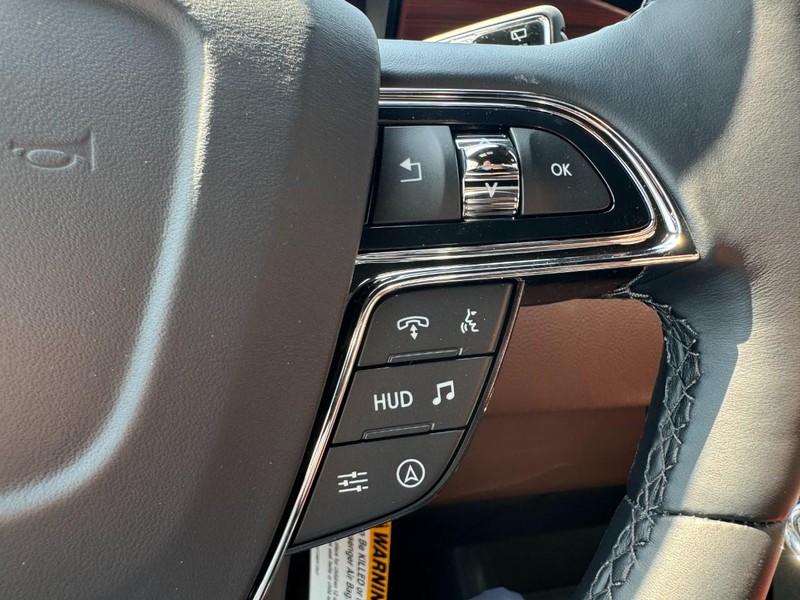 Lincoln Navigator L Vehicle Full-screen Gallery Image 18