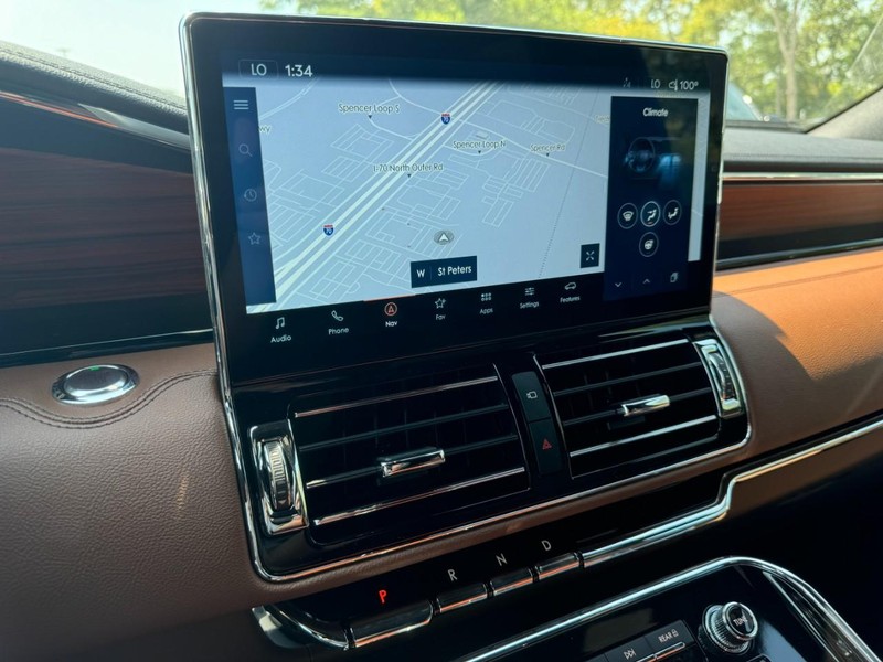 Lincoln Navigator L Vehicle Full-screen Gallery Image 19