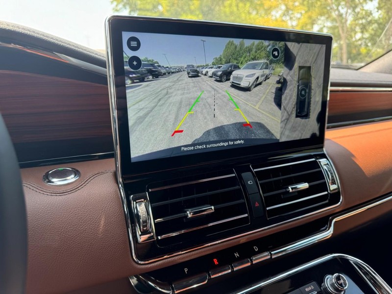Lincoln Navigator L Vehicle Full-screen Gallery Image 20