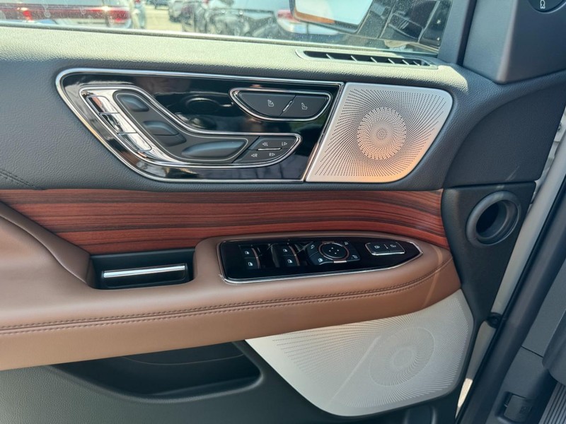 Lincoln Navigator L Vehicle Full-screen Gallery Image 21