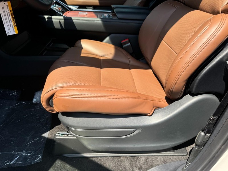 Lincoln Navigator L Vehicle Full-screen Gallery Image 22