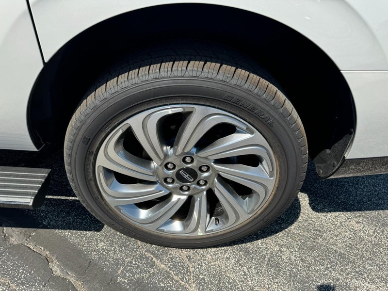 Lincoln Navigator L Vehicle Full-screen Gallery Image 23
