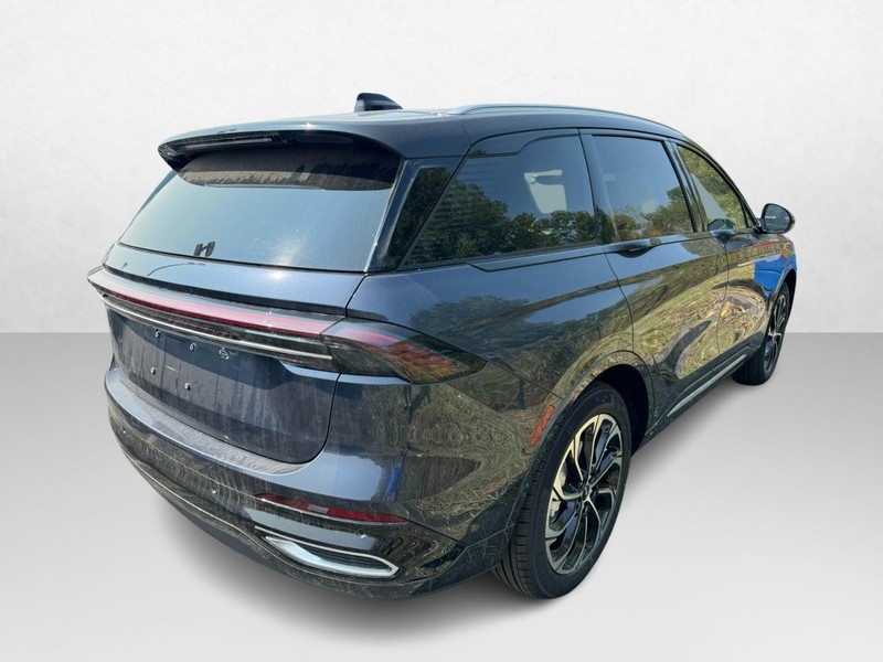 Lincoln Nautilus Vehicle Full-screen Gallery Image 05