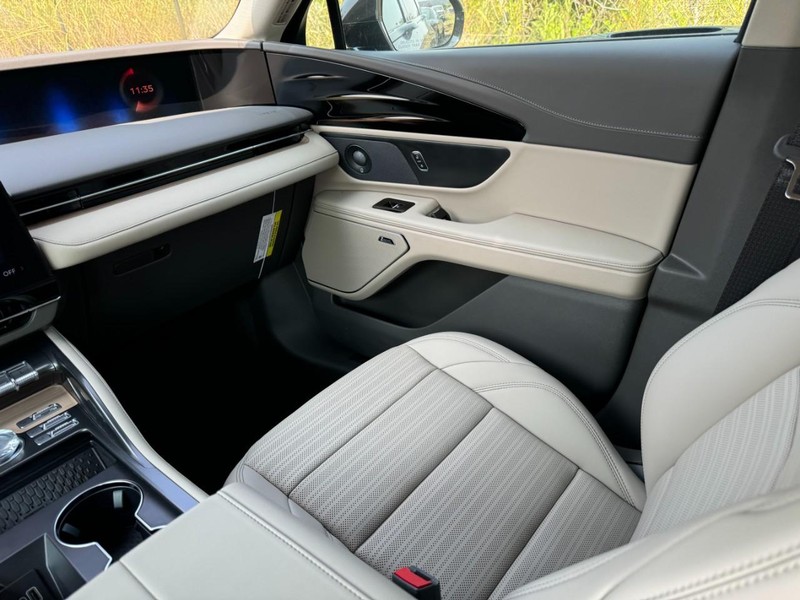 Lincoln Nautilus Vehicle Full-screen Gallery Image 11